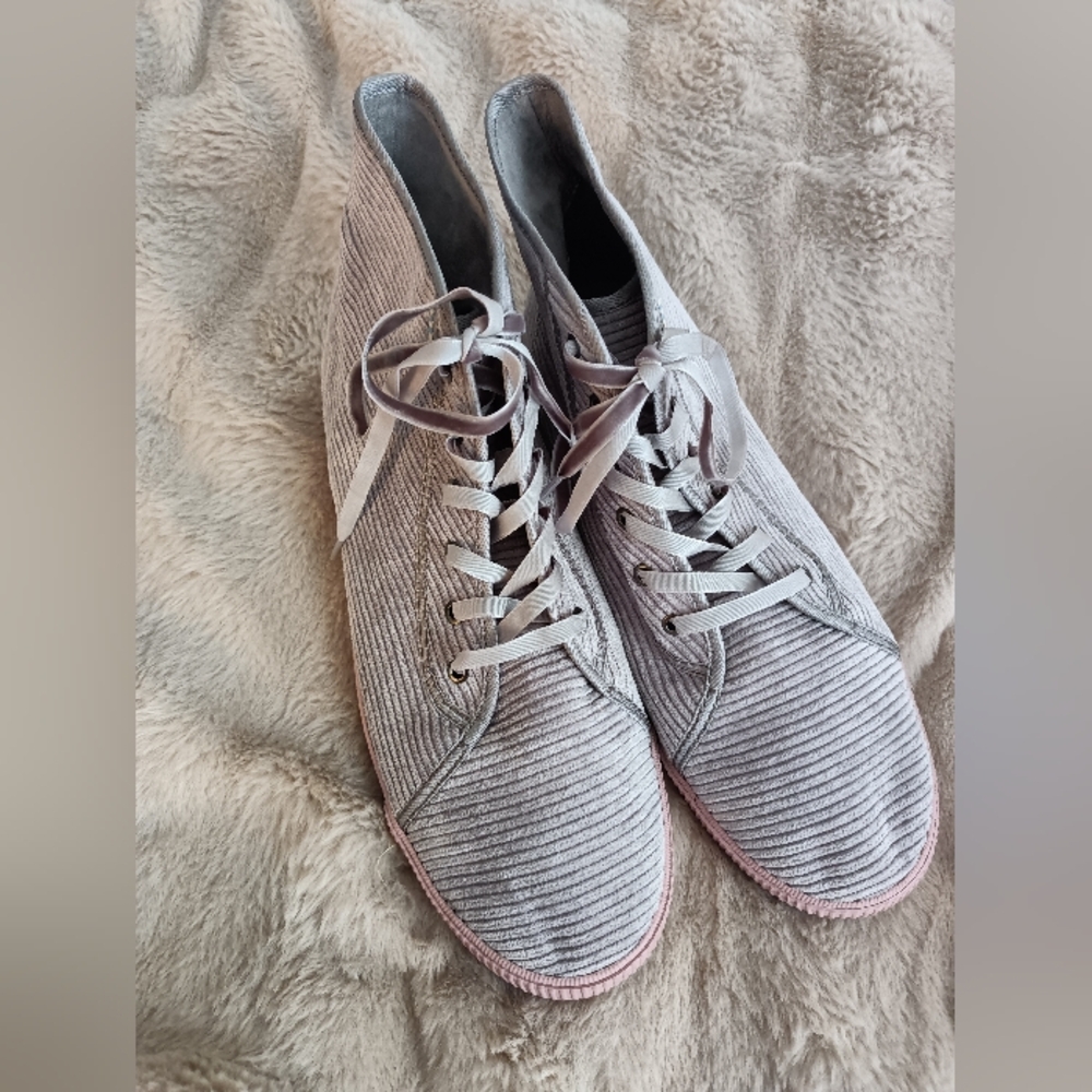 Toms Gray Ankle Boots with Pink Sole